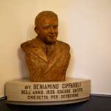 Mentre sulla sinistra � appoggiato su una mensola il busto di Beniamino Cipparoli
